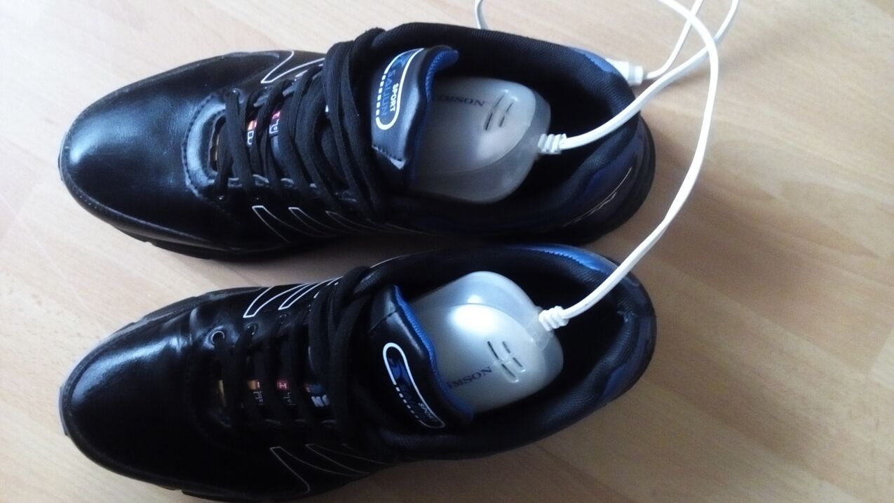 a device to disinfect shoes against fungus