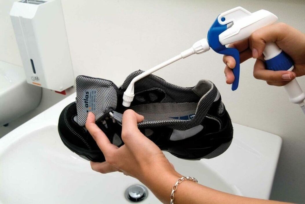 clean shoes with fungus using the device